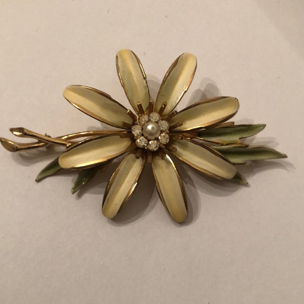 Francoise Daisy Flower Brooch with Faux Pearl